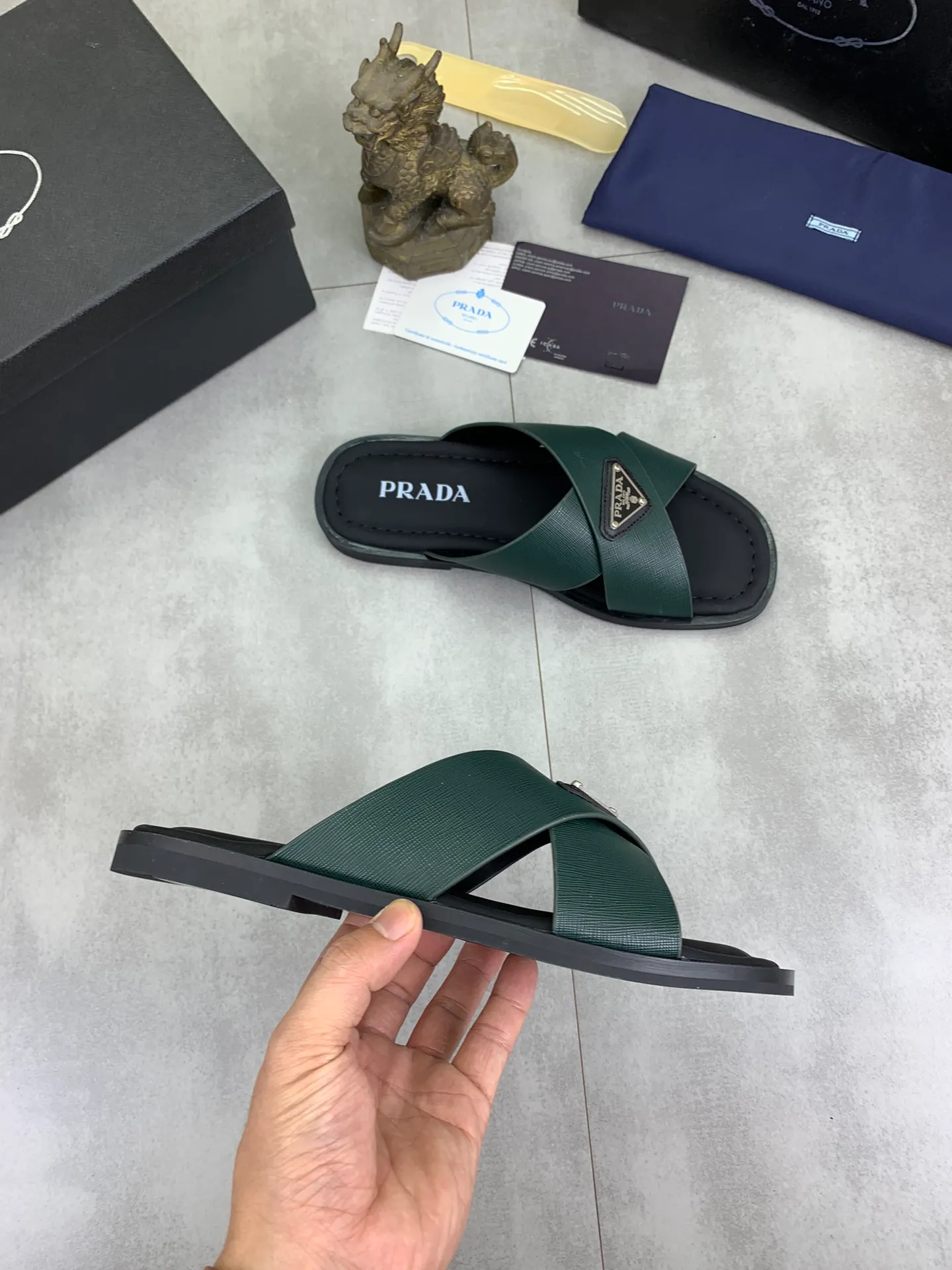 Men's shoes 💰P300💰【New style】🎁🎁🎁 PRADA Prada's new casual slippers, original official website 1:1, perfect workmanship, transmitting a kind of noble luxury, sublimating its definition of luxury in Prada's high-end extraordinary craftsmanship. Original combination outsole, code number: 38-44 (45 customized) 4️⃣colors🉑️ to choose from